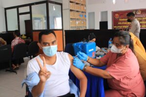 Belasan Pegawai Imigrasi Kelas II TPI Sumbawa Dapat Vaksin Boster