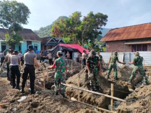 Pasca Kebakaran di Sumbawa Barat, TNI Polri Turun Tangan Laksanakan Karya Bakti