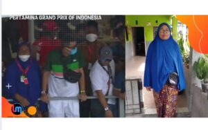 Warga Lombok Tengah Nonton MotoGP di Premiere Class, Costumnya Pakai Bendang