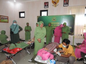 Sambut HUT Ke-76, Persit KCK Cabang LXIV Kodim 1628 Gelar Baksos Donor Darah