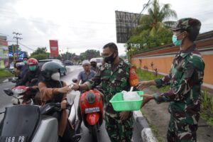 Raih Berkah Ramadhan 1443/H, Serentak Jajaran Korem 162/WB Berbagi Takjil