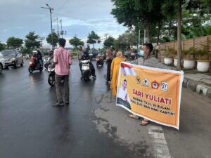 Relawan Sari Yulianti Berbagi takjil di Wilayah Kota Mataram