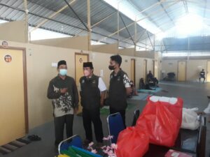 Kolaborasi OJK – NTB Care Salurkan Takjil dan Sembako Bagi Warga Pasien RASI RSUP