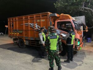 Petugas Gabungan Posko PPKM Poto Tano Lakukan Pemeriksaan dan Beri Pelayanan Pengguna Jasa Penyebrangan