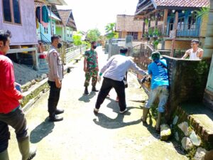 Babinsa Desa Meraran Koramil 1628-03/Seteluk Dampingi Vaksinasi Rabies