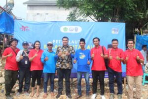PIC dan Masyarakat Bersih-bersih Pantai Sebelum Menggelar Petik Laut Desa Sotabar