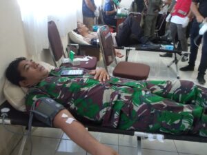HUT Polri ke-76, Anggota Kodim 1628/SB Ikut Donor Darah