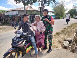 Tidak Bisa Berjalan Sendirian, Babinsa Koramil Boas Bantu Mama Maria Terima BLT Migor