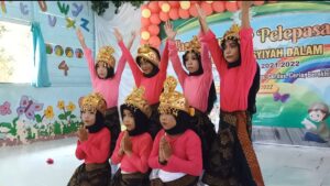 Tasyakuran dan Pelepasan Murid TK Aisyiyah Diwarnai Atraksi dan Tari
