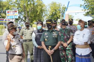 Danrem 162/WB Tinjau Posko Penyekatan PMK di Pelabuhan Kayangan.
