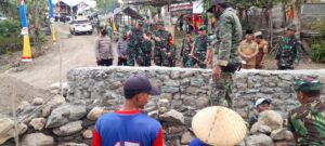 Tinjau Sasaran TMMD Ke 114, Danrem 162/WB Serahkan Bansos
