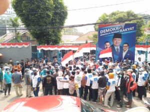 Ratusan Orang Simpatisan dan Kader Militan Demokrat Unjuk Rasa di Kantor DPP Partai Demokrat