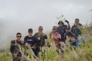 Suhu Udara 2°C dan Hujan Petir Yang Beresiko, Danrem Sukses Mencapai Puncak Rinjani