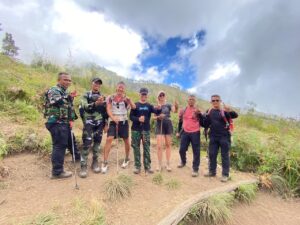 Bukan Hanya Mendaki, Brigjen Danrem 162/WB Bersosialisasi Untuk Menjaga kelestarian Rinjani