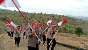 HUT ke 77 RI, Kapolres Bima Kibarkan Bendera Merah Putih di Puncak Doro Belo