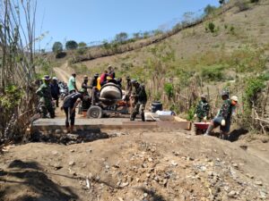 Berpacu Dengan Waktu Satgas TMMD 114 Kodim 1628/SB Bersama Masyarakat Tuntaskan Semua Sasaran Fisik
