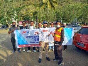 DPD MIO KSB Bagi-bagi Nasi Kotak Kepada Ojek, Tukang Parkir, dan Warga Tidak Mampu