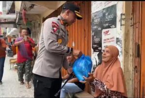 Peduli Warga Kurang Mampu, Kapolres Dompu bagikan sembako