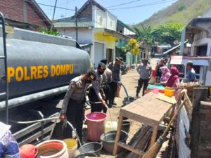 Krisis air bersih, Polres Dompu hadir penuhi kebutuhan warga