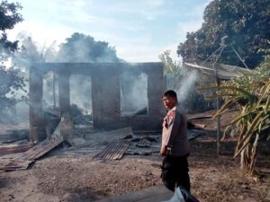 Akibat Konslet Listrik, Satu rumah di Kecamatan Pekat Hangus Terbakar dan Kerugian Capai Puluhan Juta