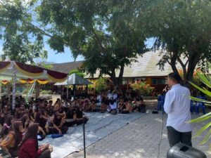 Kasat Narkoba Polres Dompu Beri Sosialisasi Bahaya Narkoba Pada Siswa SMA di Manggelewa