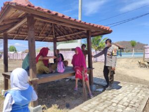 Persiapan Kedatangan Tamu, Bhabinkamtibmas Kertasari Lakukan Gotong Royong Bersama Stekholder