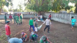 Bhabinkamtibmas Kokarlian Gotong Royong Bersama Warga