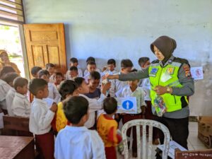 Wujudkan Duta Pelopor Keselamatan Berlalulintas, Satlantas Polres Dompu Bina Anak Sekolah