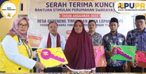 Kepala Balai P2P NT 1 dan Anggota DPR RI Serahkan Kunci Rumah BSPS Kepada Warga di Lombok Timur