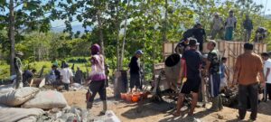 Kodim 1628/Sumbawa Barat Bahu Membahu Bersama Masyarakat Laksanakan Karya Bakti