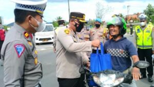 Polres Lobar Bagikan Sembako dalam Operasi Zebra Rinjani 2022