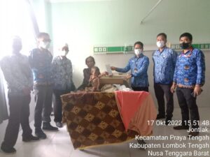 Dikes Loteng Serahkan Bantuan Kepada Penderita Gizi Buruk Asal Desa Beleka Daya