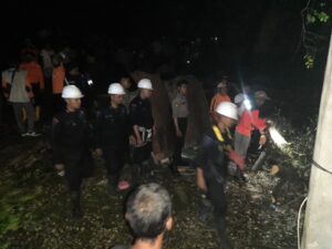 Quick Response SAR Brimob NTB , Bantu Warga Terdampak Angin Puting Beliung di Dompu