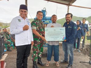 Sinergi Bhakti TNI Dan PLTU Tambora Serahkan Bantuan Alat Pembuatan Batako Dan Vaving Kepada Kelompok Masyarakat Desa Batu Putih