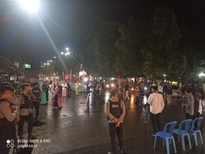 Personil Polres Dompu Kawal Mimbar Bebas Mahasiswa di Taman Kota