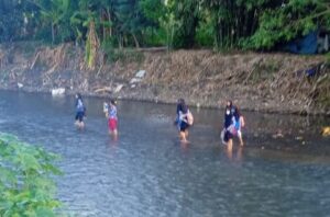 Tanpa Akses Jembatan, Anak-anak Dusun Stober Alas Barat Terpaksa Seberangi Sungai ke Sekolah