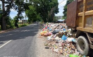 Sampah di Lombok Barat Menumpuk, Armada Pengangkut Masih Sangat Kurang