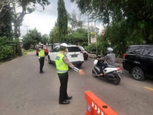 Urai Kemacetan Saat “Sunset Colour Run”, Satlantas Polres Lobar Membagi Satu Lajur Jadi Tiga