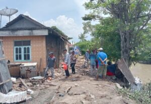 Walikota Bima HML, Memantau Langsung Pembongkaran Rumah Bantaran Sungai Padolo
