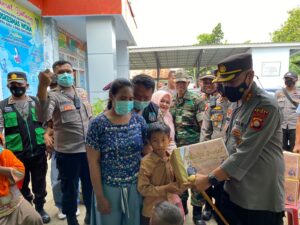 Pantau Pelaksanaan Vaksin Covid-19 Dosis Lanjutan di PKM Woha, Kapolres Bima Bagikan Bingkisan