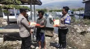 Kapolsek Pelabuhan Kayangan Serahkan Bantuan Sembako Kepada Pemilik Perahu Yang Tenggelam