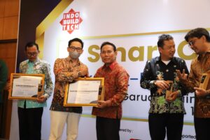 Bupati Sumbawa Barat Terima Penghargaan di Ajang Indonesia Smart Nation Award