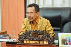 Tanpa Kursi dan Meja Kerja, Wali Kota Bima Layani Tamu Duduk Menggunakan Karpet