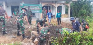 Kodim 1628/ SB Bersama Masyarakat Laksanakan Karya Bhati TNI di Mushola Hidayah Al Amin Desa Meraran