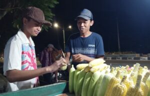 AJI SURYA, CROSSER MUDA ASAL MALANG COBAIN JAGUNG BAKAR di LOMBOK