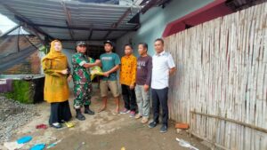 Ringankan Beban Warga Korban Musibah Kebakaran, Babinsa Berikan Bantuan Sembako