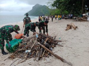 Kodim 1628/Sumbawa Barat Melaksanakan Karya Bhakti Bersih Pantai Maluk dan Benete