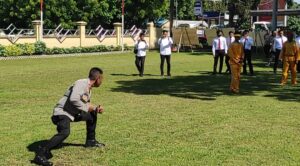Momen Langka, Wakapolres Bima Ikut bermain dalam Atraksi Budaya Bima “Adu Kepala”