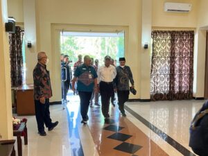 Rektor UMMAT Dampingi Sekda NTB Antar Menko PMK RI Kunker ke Sumbawa