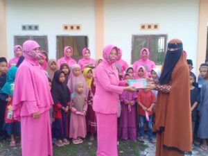 Jelang Bulan Ramadhan 1444 H, Bhayangkari Woja Bagi-bagi Al Qur’an di YABAS Dompu